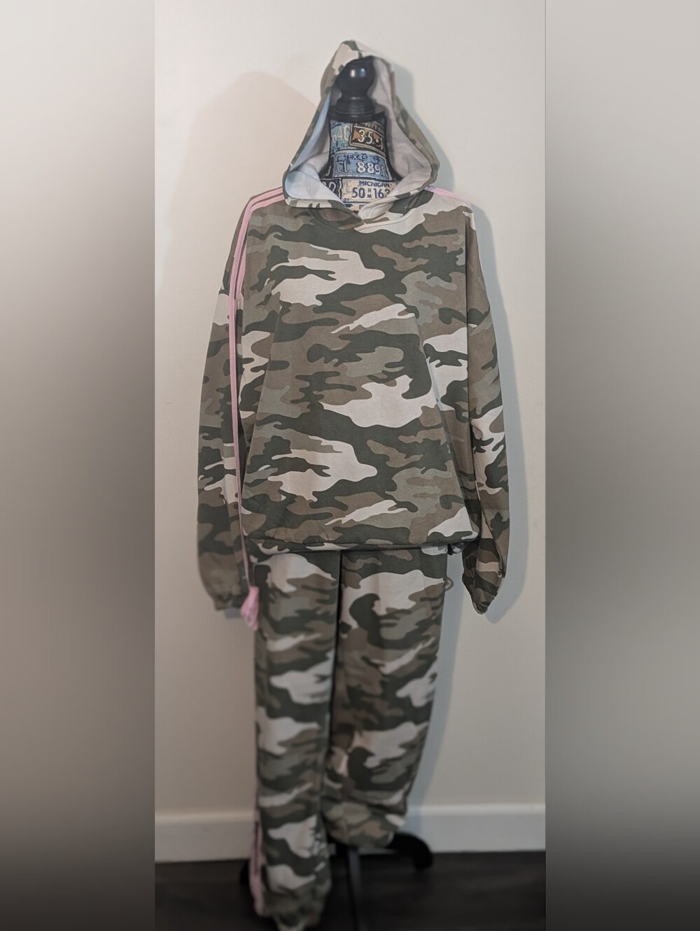 CARBON Women's COZY AND SOFT Camo Sweatsuit NWOT